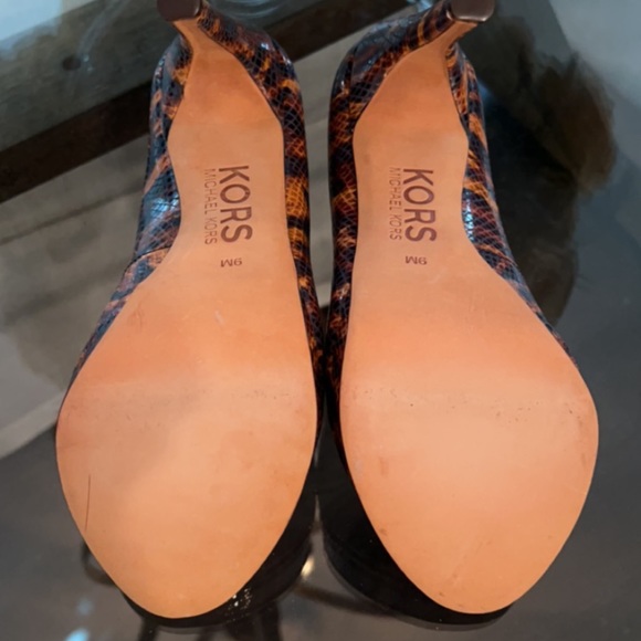 Beautiful Michael Kors tiger stilettos. Never worn excellent condition. - Picture 3 of 6